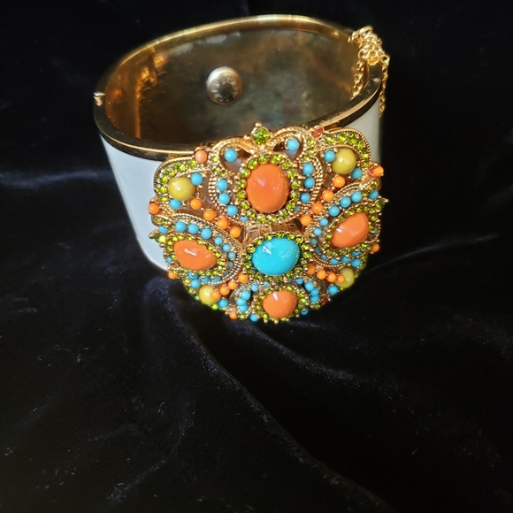 Large medallion on Gray enamel hinged cuff bracelet - Picture 2 of 5